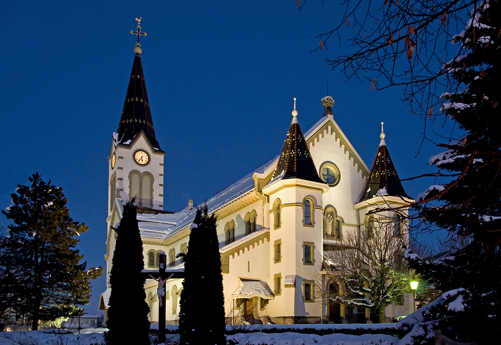 Kirche in der blauen Stunde