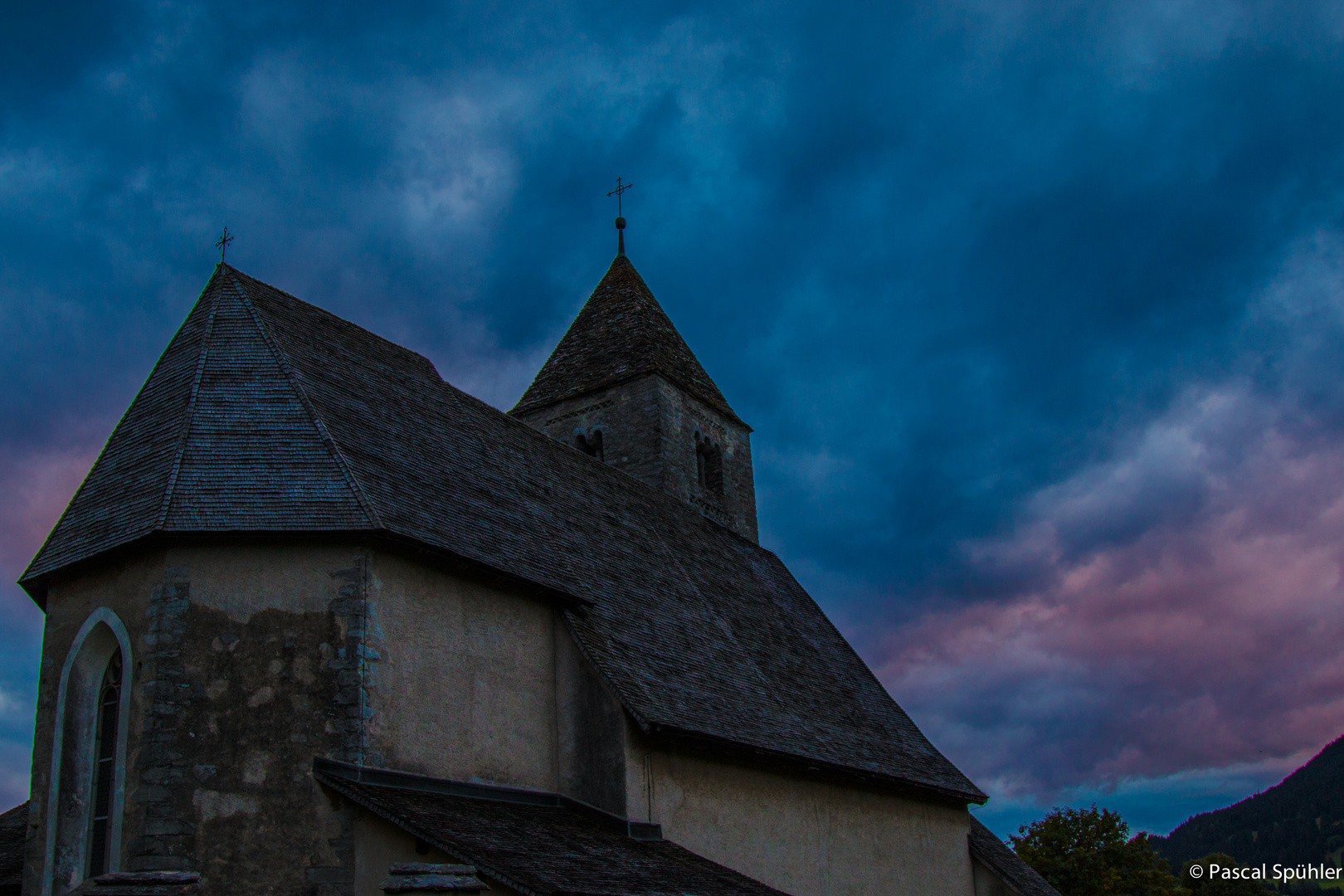 ...Kirche in der Dämmerung...