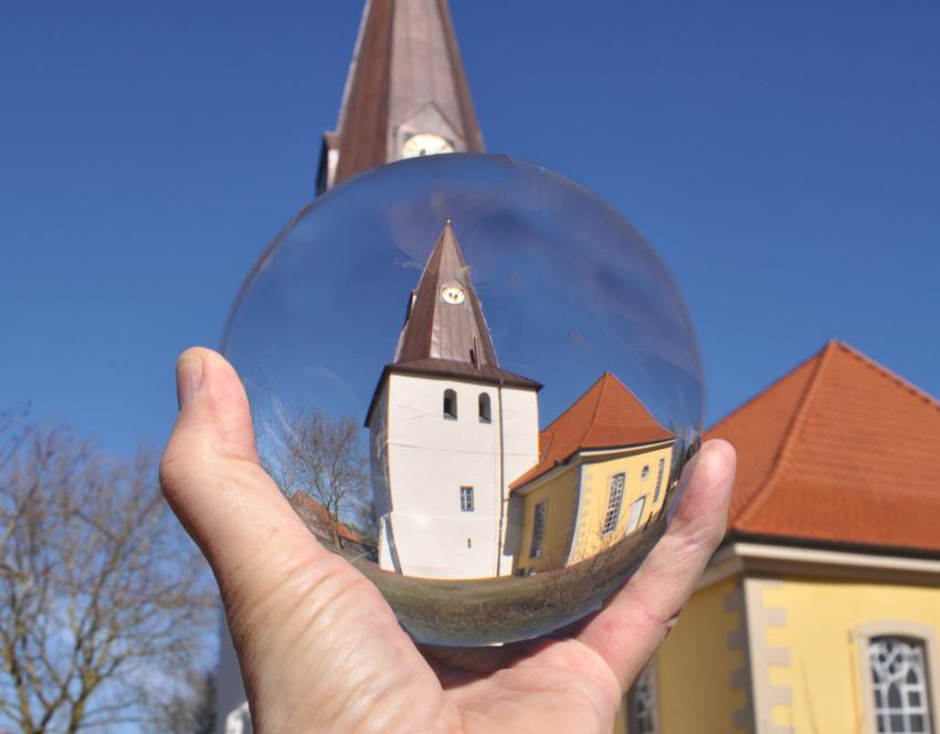 Kirche in der Hand