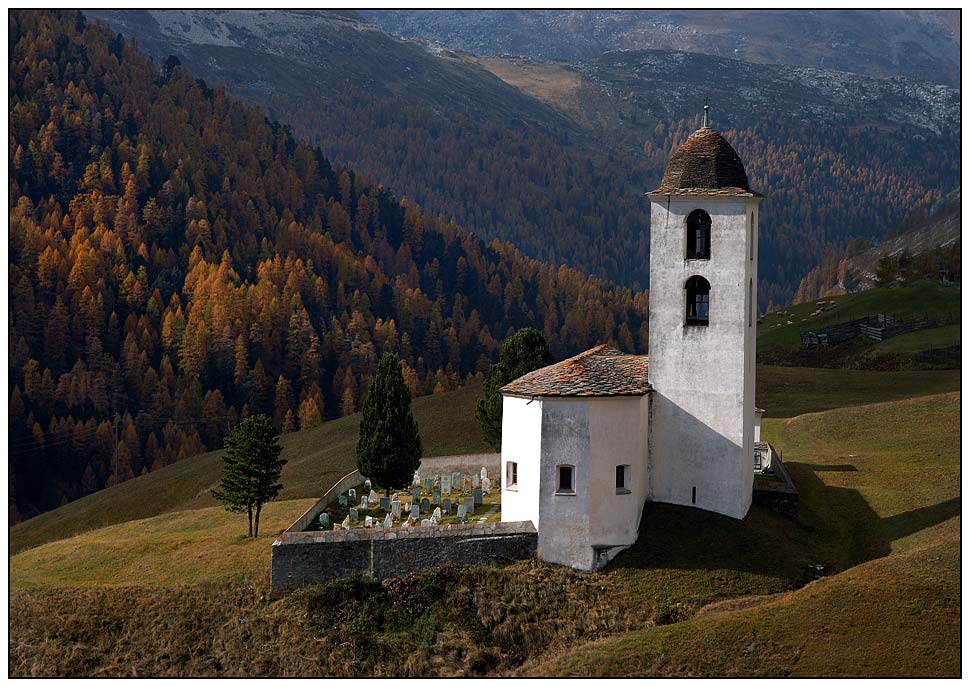 Kirche in der Herbstlandschaft