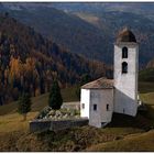 Kirche in der Herbstlandschaft