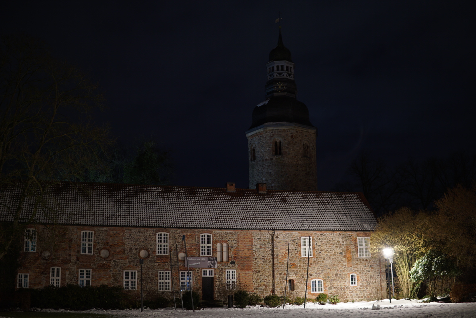 Kirche in der Schneelandschaft 