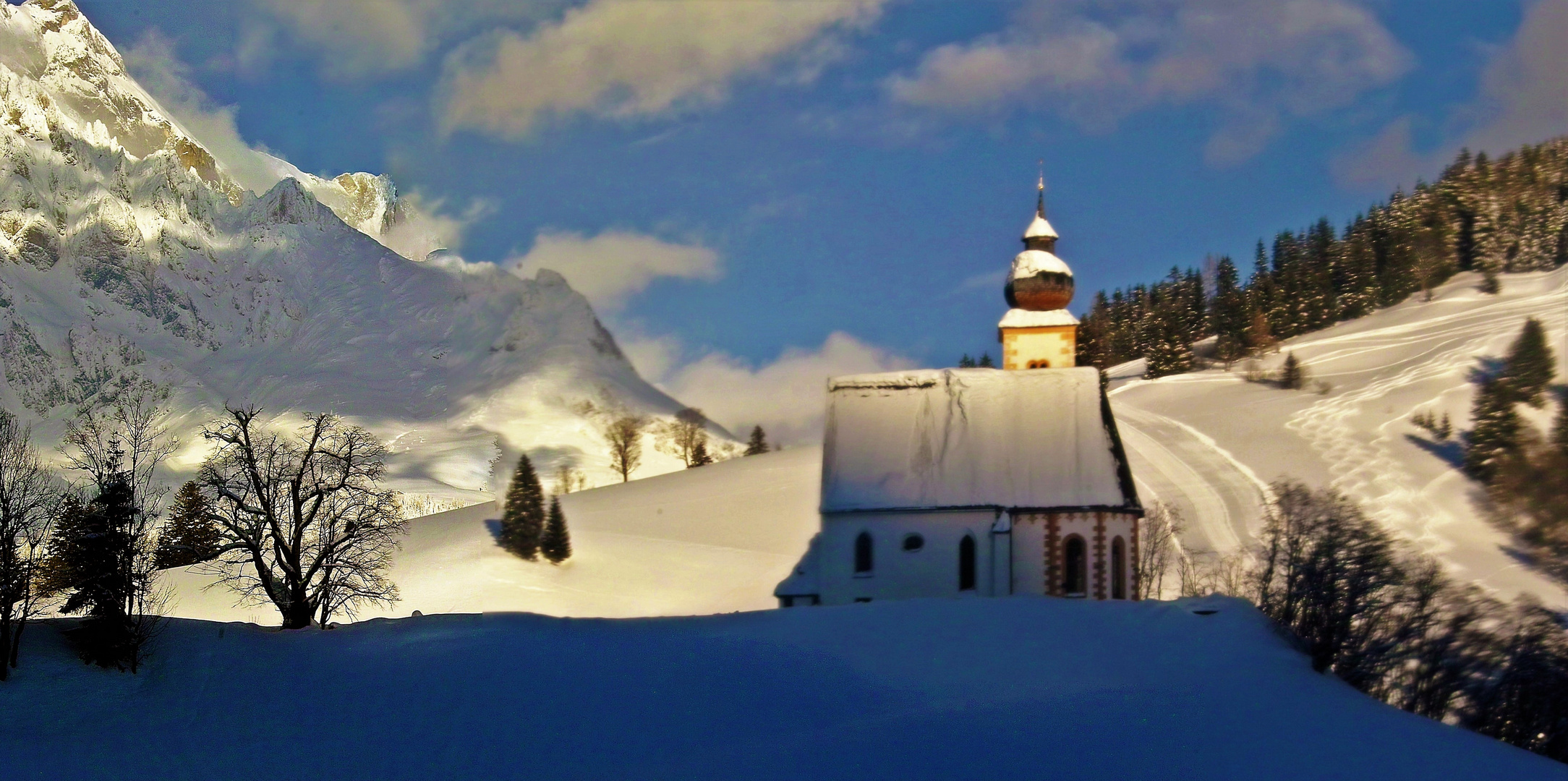 Kirche in Dienten am Hochkönig nach Neuschnee