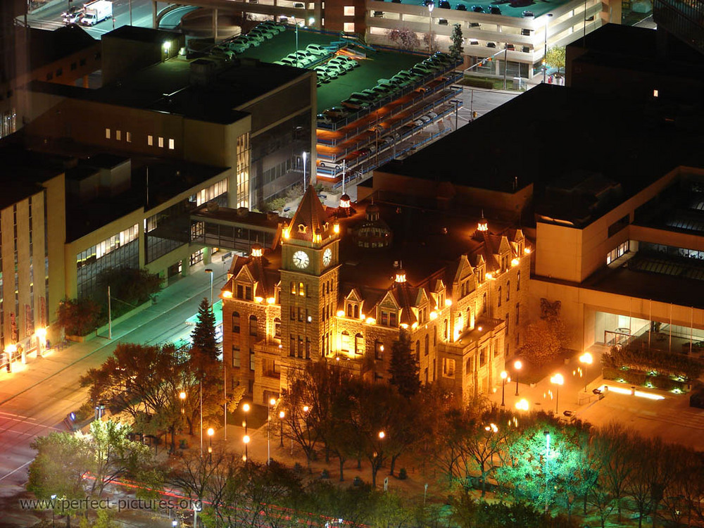 Kirche in Downtown Calgary bei Nacht