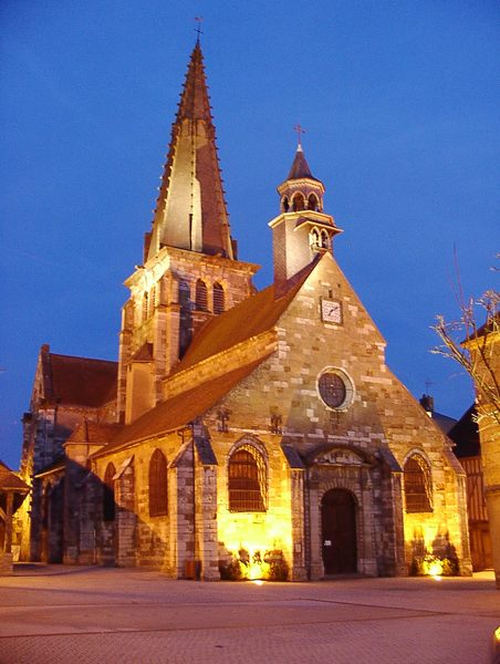 Kirche in einem Dorf in Burgund