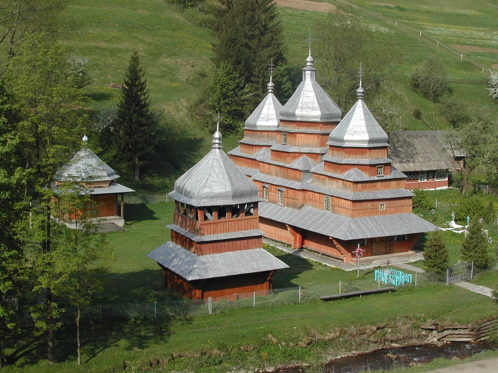 Kirche in einem Karpatendorf