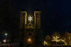 Kirche in Ernst, Mosel, weihnachtsilumination
