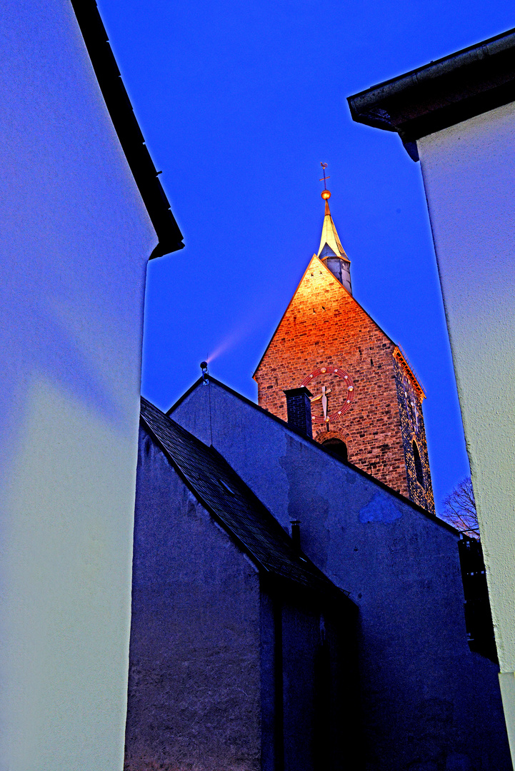 Kirche in Extertal-Bösingfeld in der blauen Stunde