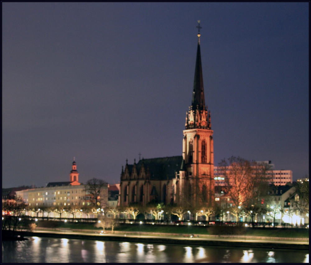 Kirche in Frankfurt bei Nacht