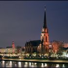 Kirche in Frankfurt bei Nacht