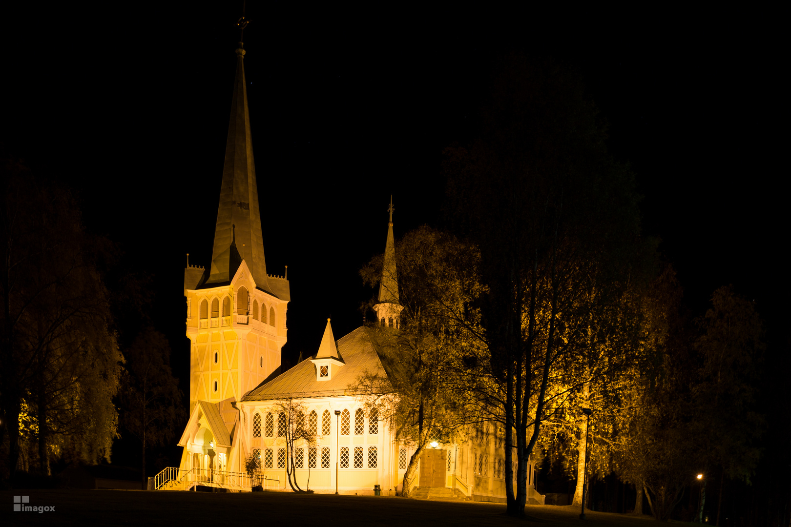 Kirche in Jokkmokk zur Nacht