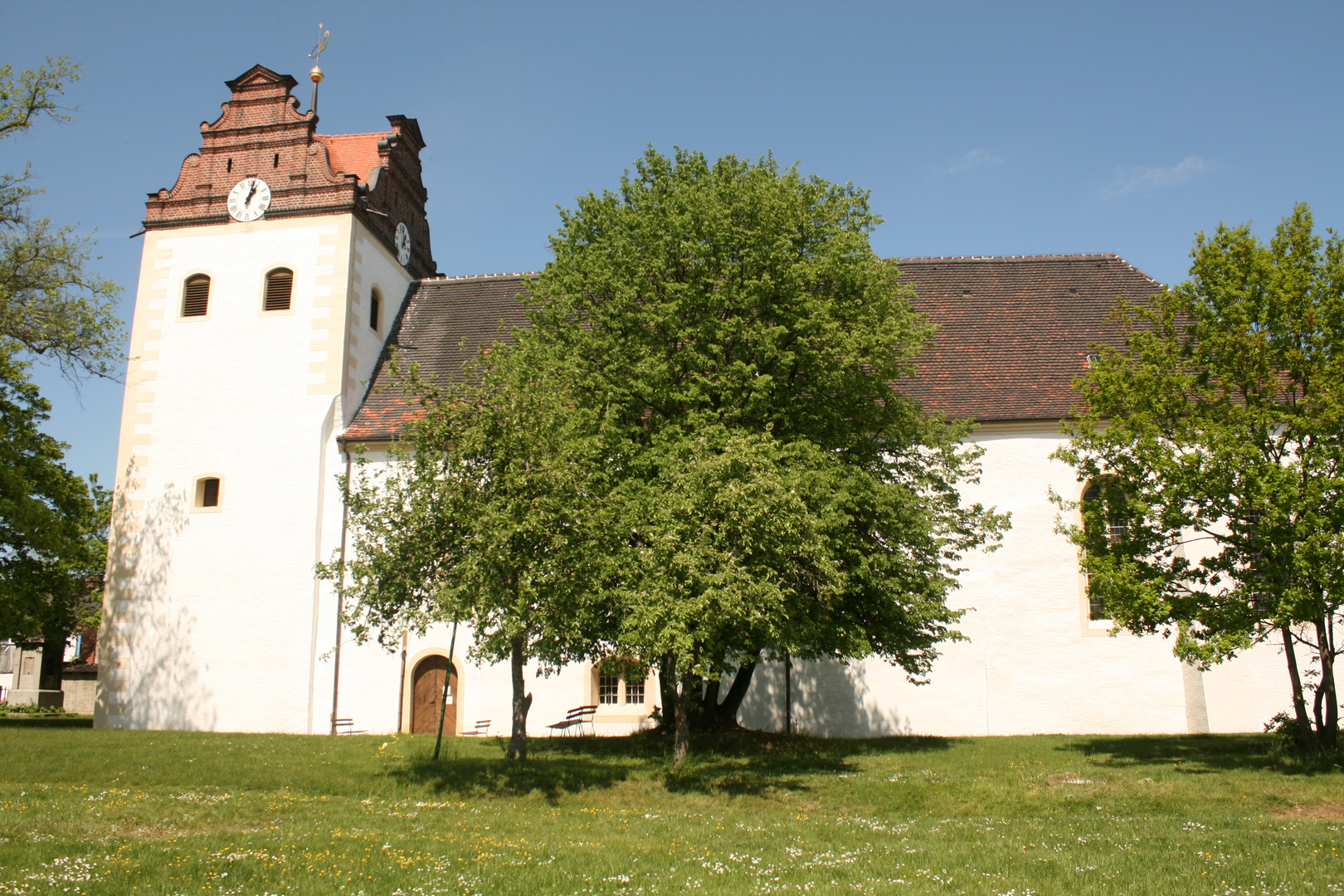 Kirche in Löbnitz am See mit Einblick