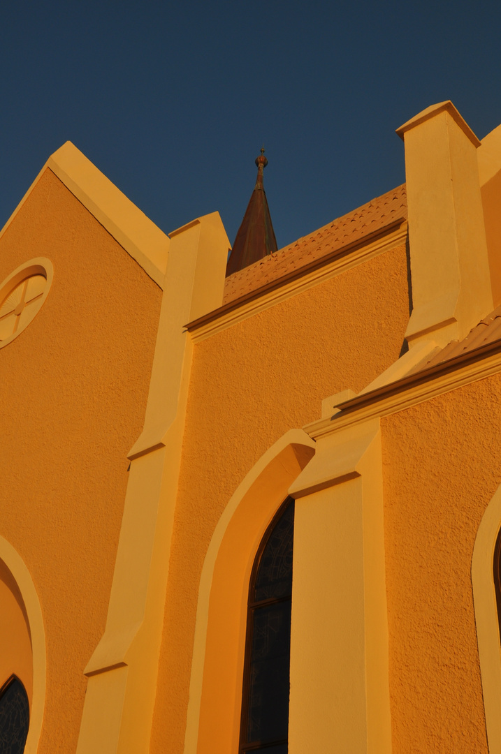 Kirche in Lüderitz im Abendlicht