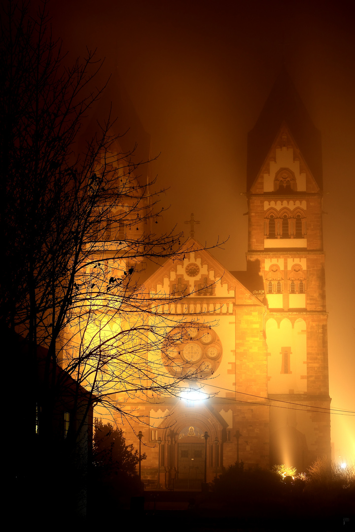 Kirche in Mettlach im Dunkeln mit Nebel