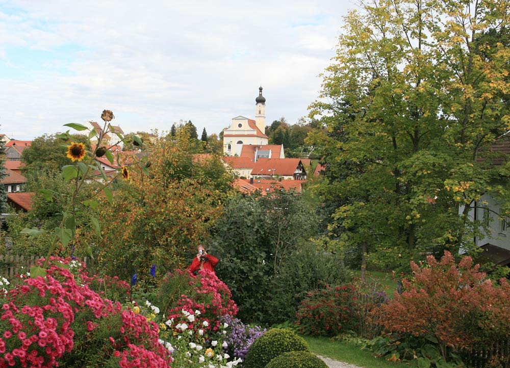 KIRCHE IN MURNAU MIT HERBSTLICHEM VORGARTEN