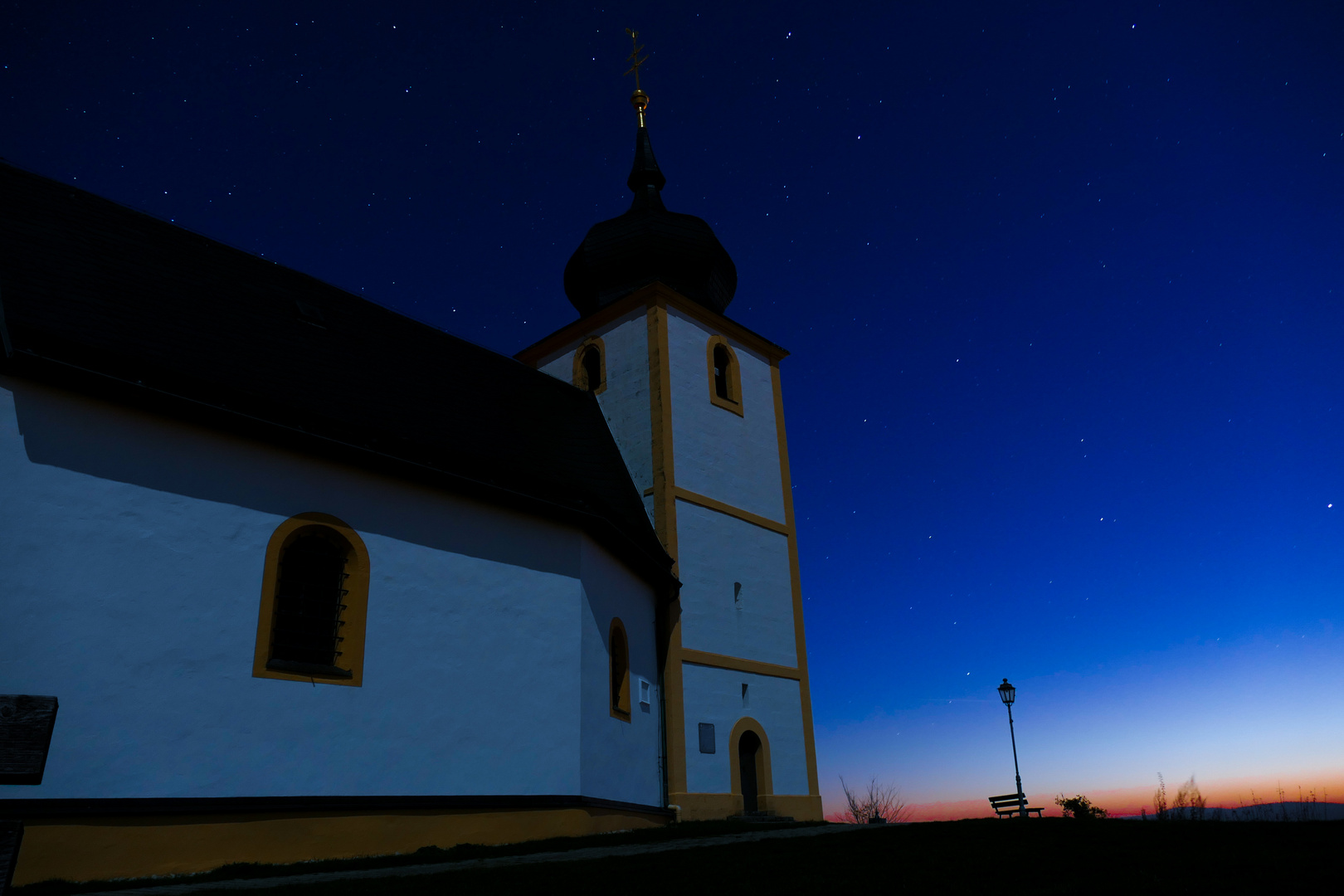 Kirche in Nachtstille