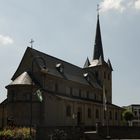 Kirche in Oekoven von schräg hinten