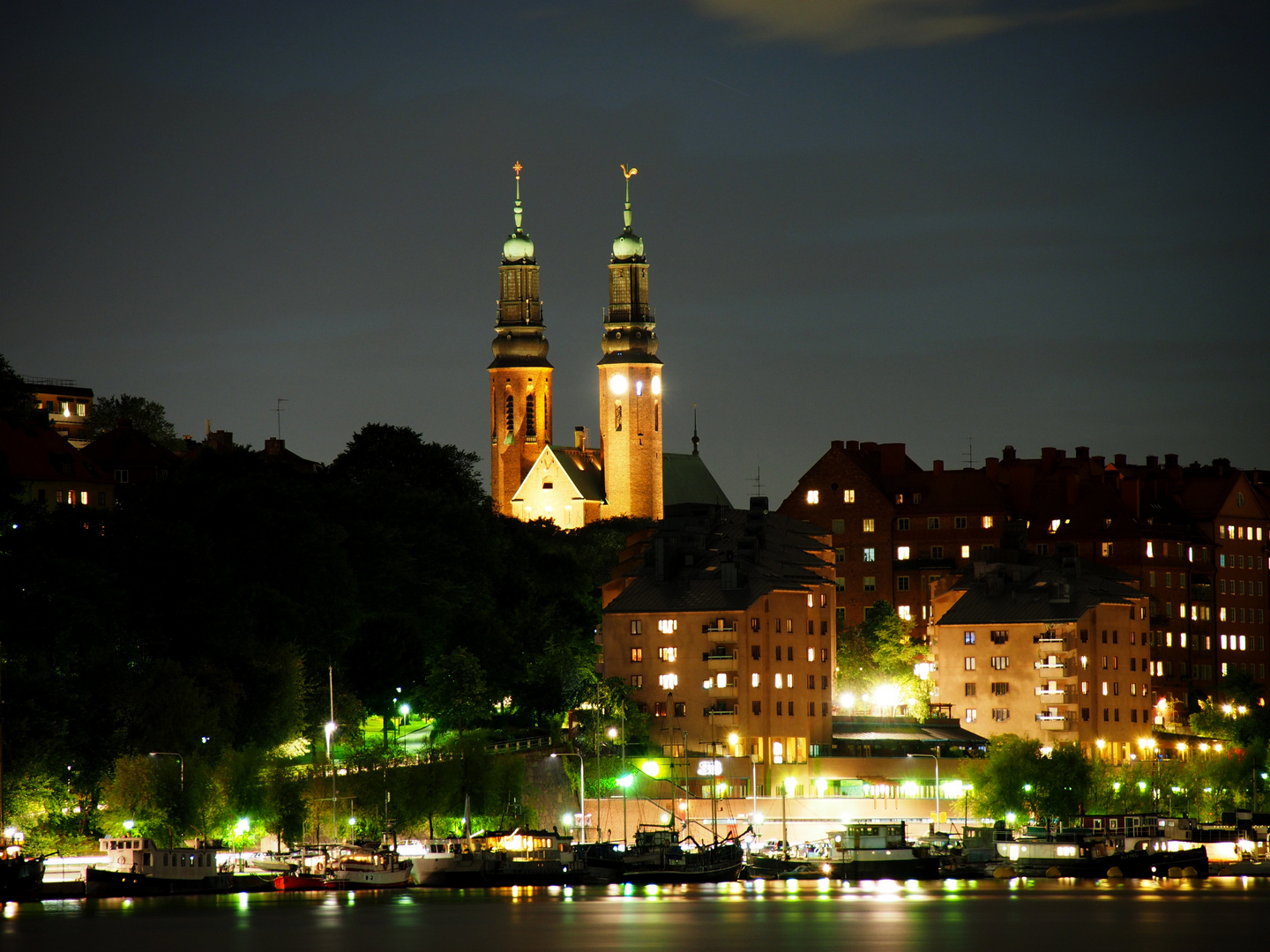 Kirche in Stockholm über dem Hafenbereich der Alt Stadt