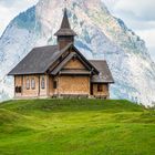 Kirche in Stoos vor dem Großen Mythen