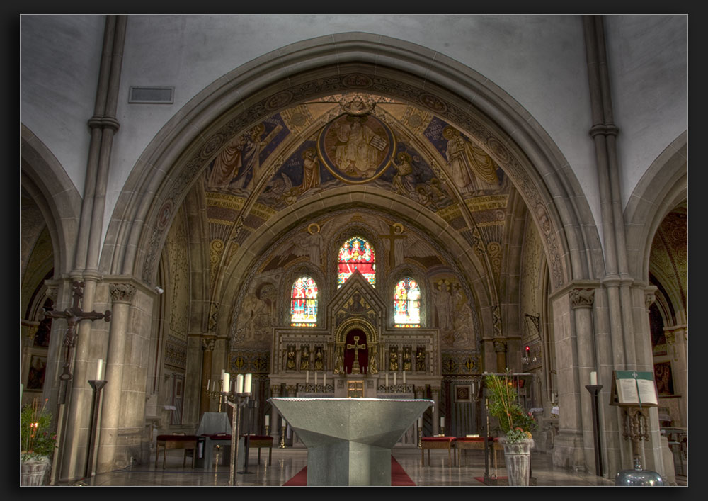 Kirche in technischer Erleuchtung