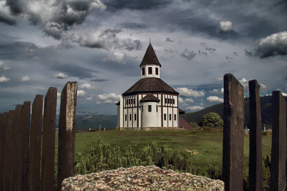 Kirche in Tesarov (Tschechien)