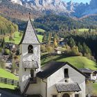 Kirche in TIERS vor dem Rosengartenmassiv