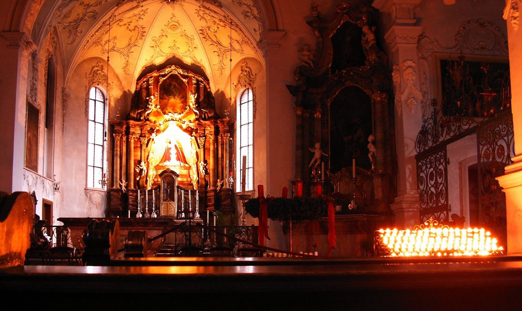 Kirche in Todtmoos nur mit Kerzen beleuchtet