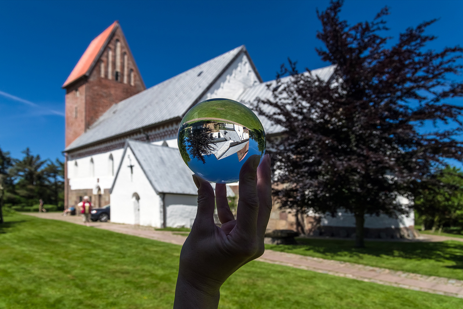 Kirche Keitum durch die Kugel gesehen