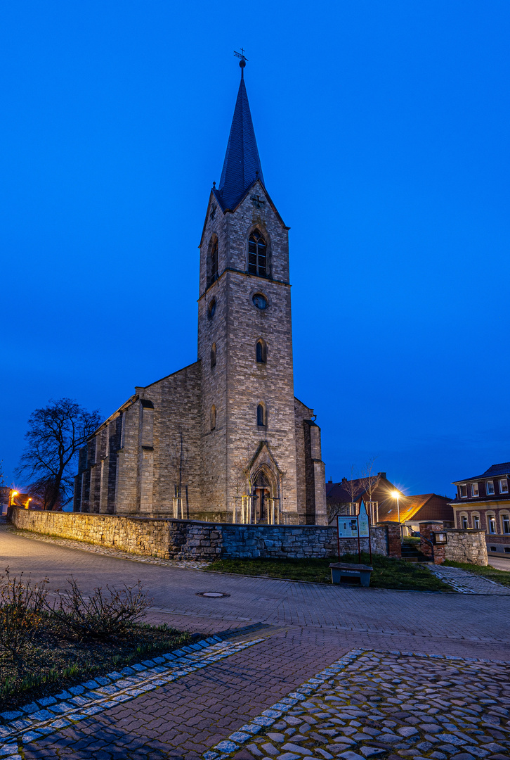 Kirche Klein Oschersleben zur blauen Stunde