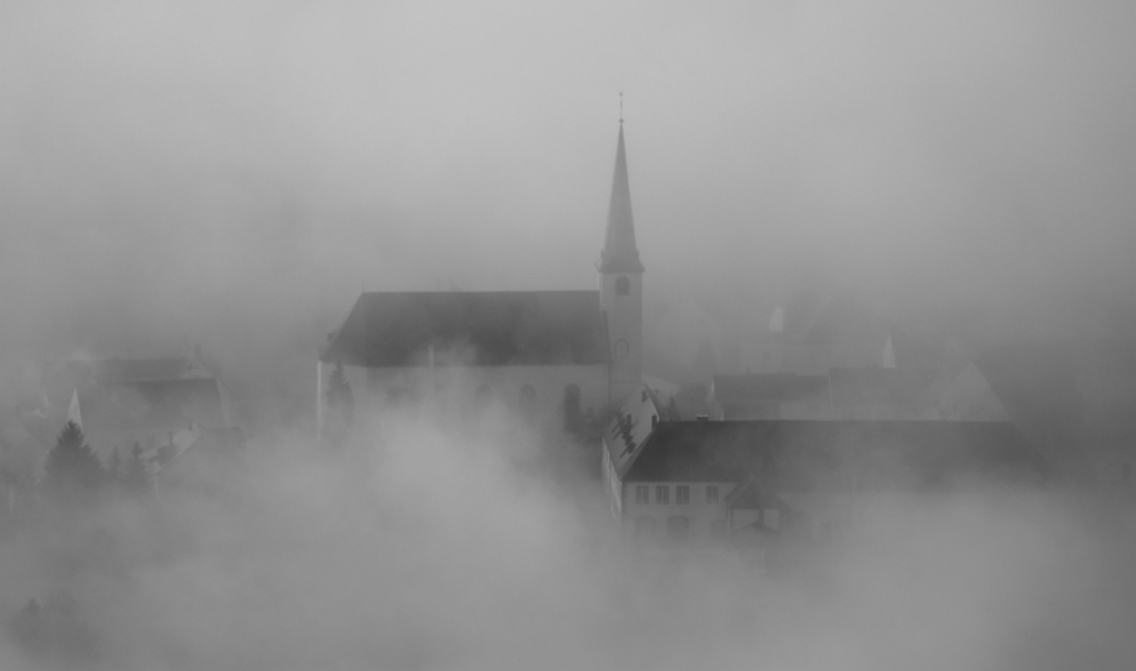 Kirche Longuich im Nebel