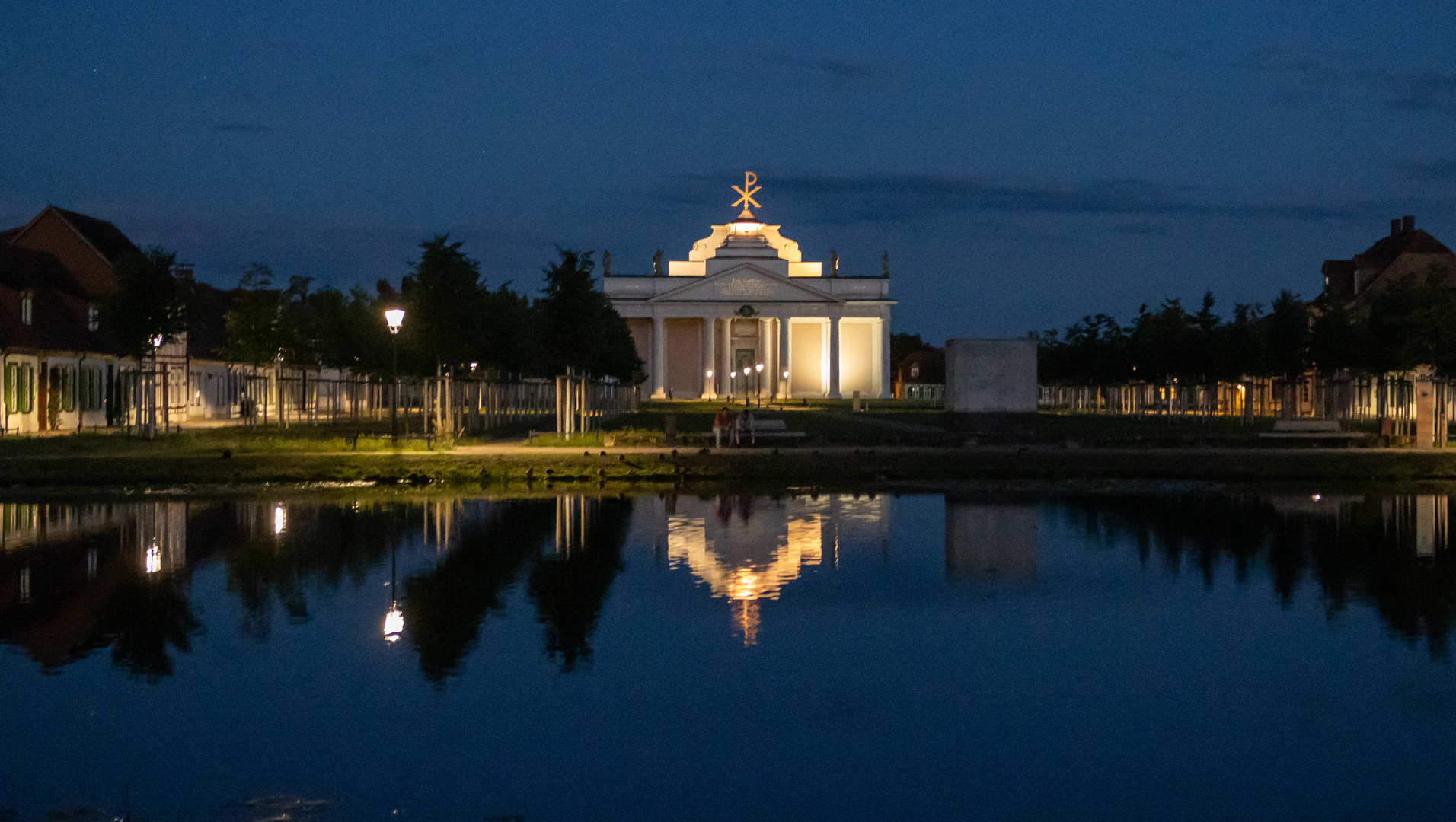 Kirche Ludwigslust abrnds vom Schloss