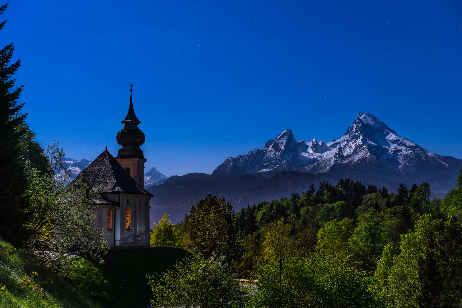 Kirche Maria Gern und der Watzmann unter dem Sternenhimmel