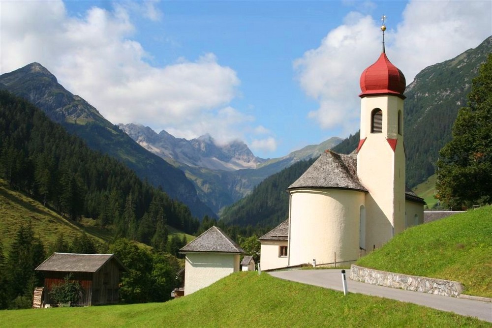 KIRCHE "MARIA ZUM GUTEN RAT"                HINTERHORN   BACH