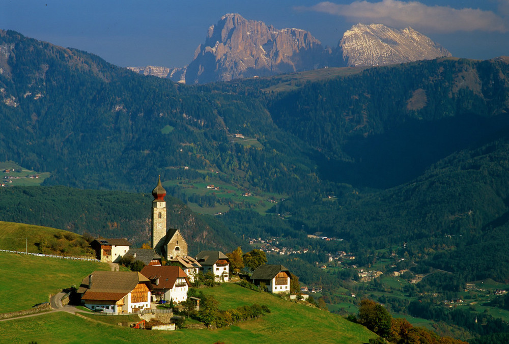 kirche mit berg