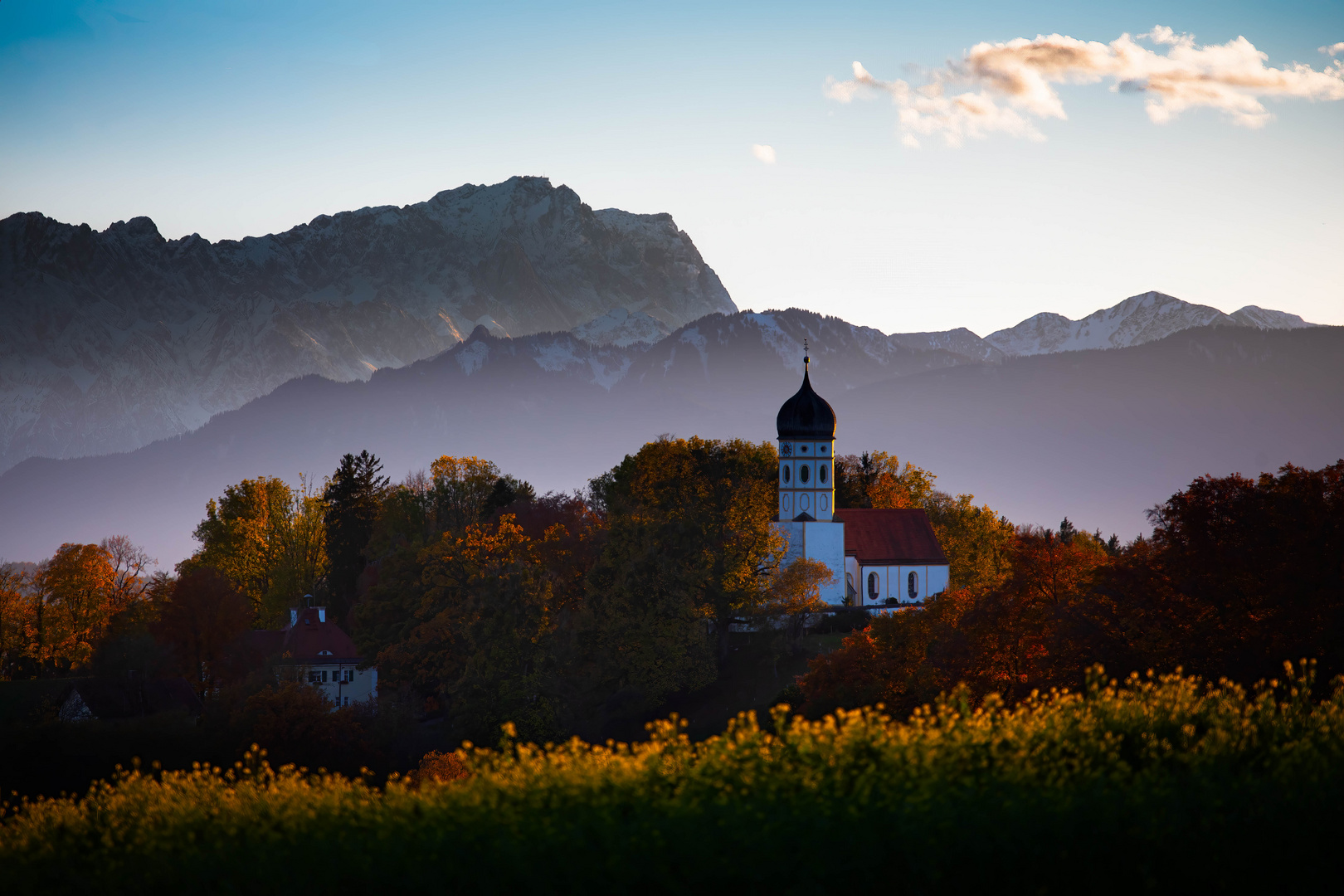 Kirche mit Berge in der Abendsonne