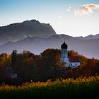 Kirche mit Berge in der Abendsonne