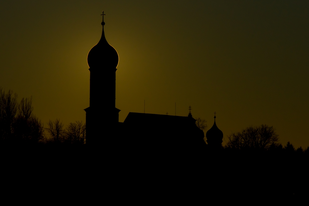 Kirche mit Corona