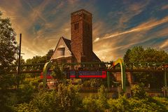 Kirche mit der Schwebebahn