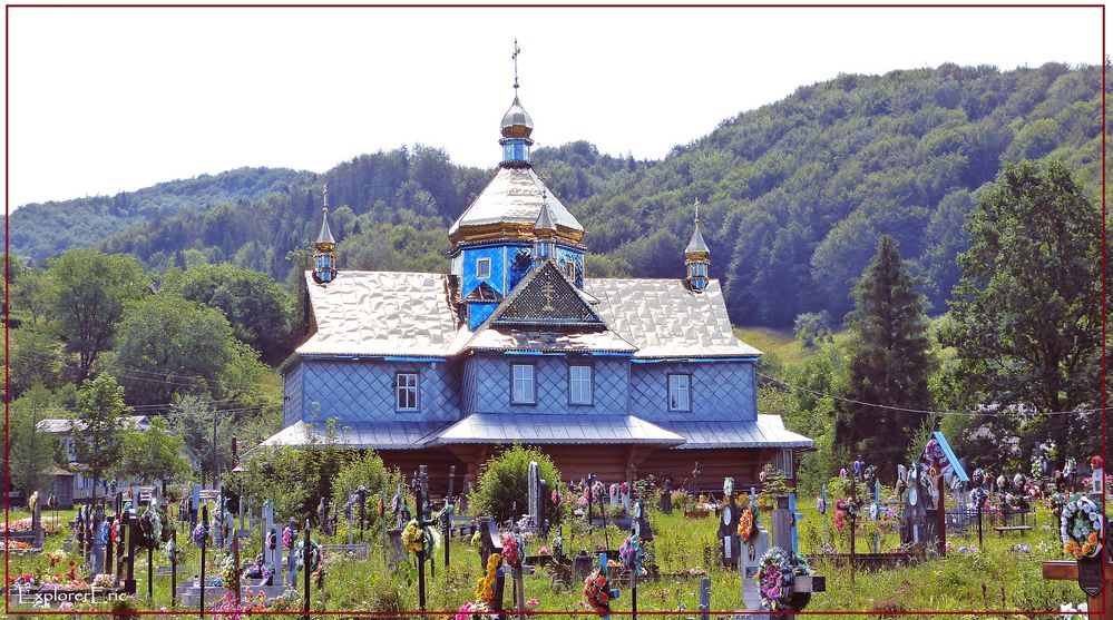 Kirche mit Friedhof im Huzulenland