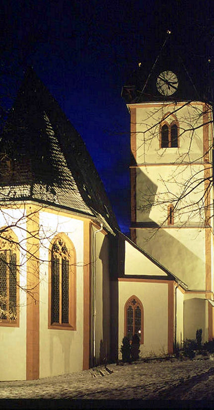 Kirche mit Glockenturm bei Nacht