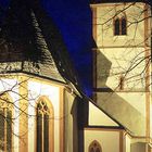 Kirche mit Glockenturm bei Nacht