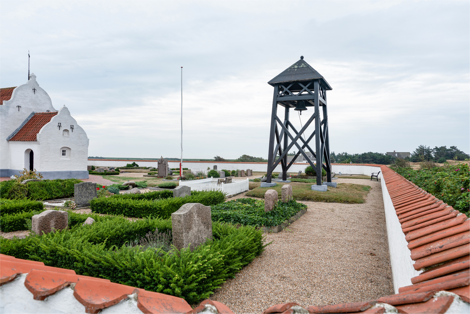 Kirche mit Glockenturm im Friedhof