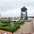 Kirche mit Glockenturm im Friedhof