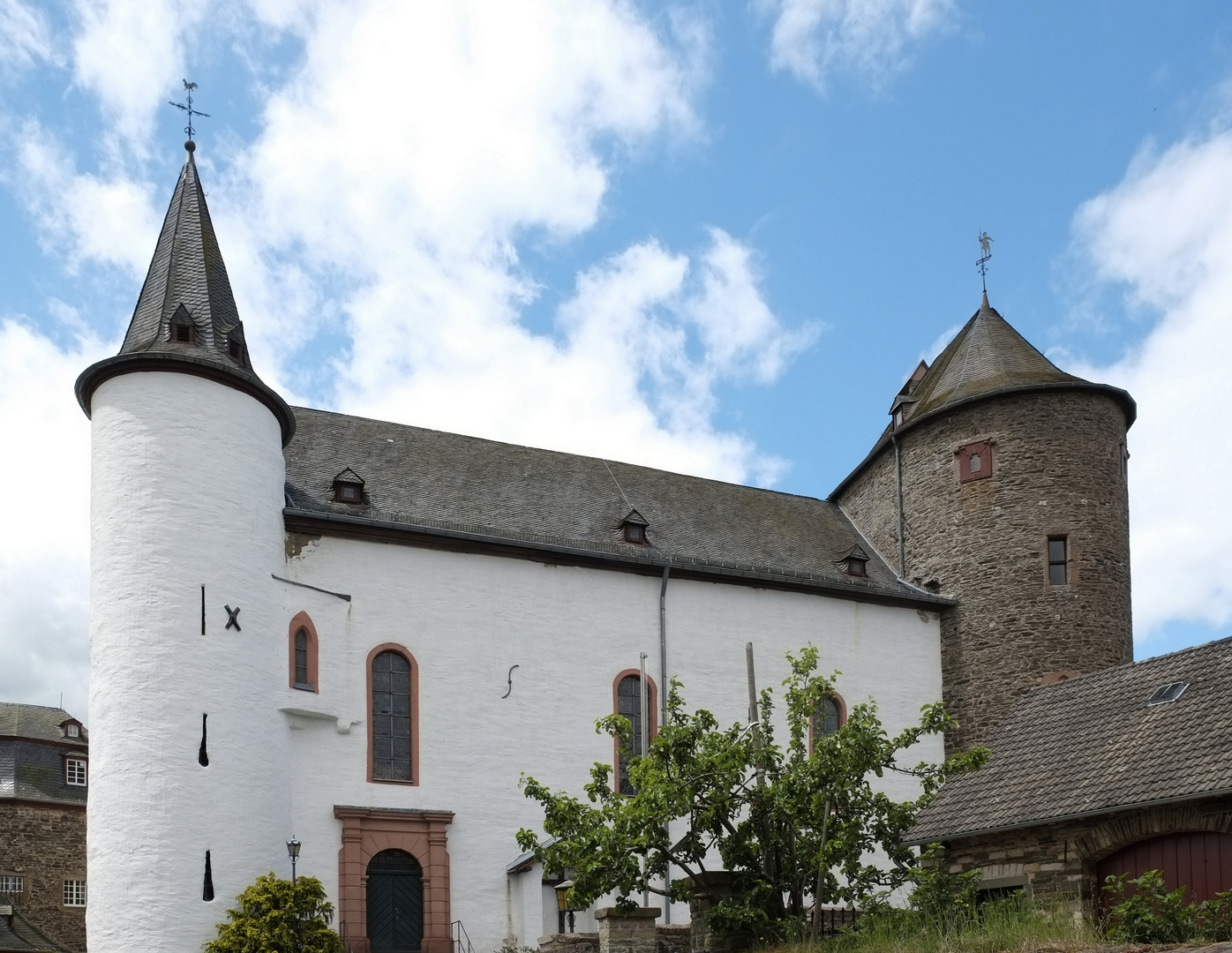 Kirche mit Glockenturm u. Hauptburg