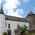 Kirche mit Glockenturm u. Hauptburg