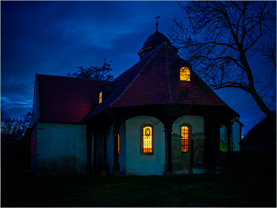 Kirche mit Laubengang