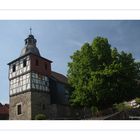 Kirche mit Linde in Hitzerode (Hessen)