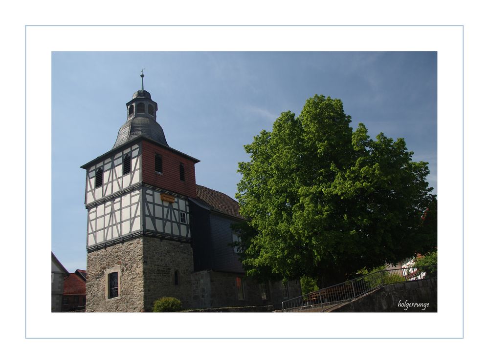 Kirche mit Linde in Hitzerode (Hessen)