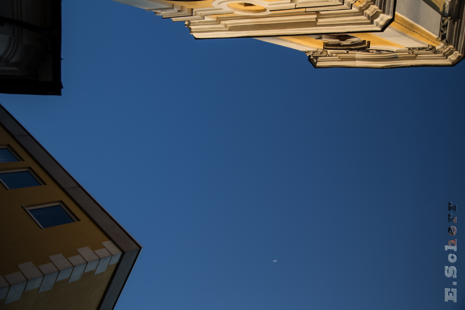 Kirche mit Mond