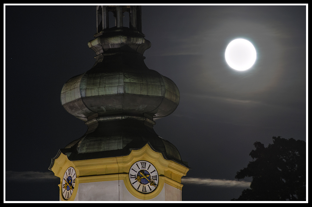 Kirche mit Mond